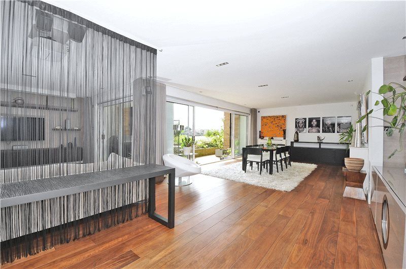 Property photo 3 of 10 Reception