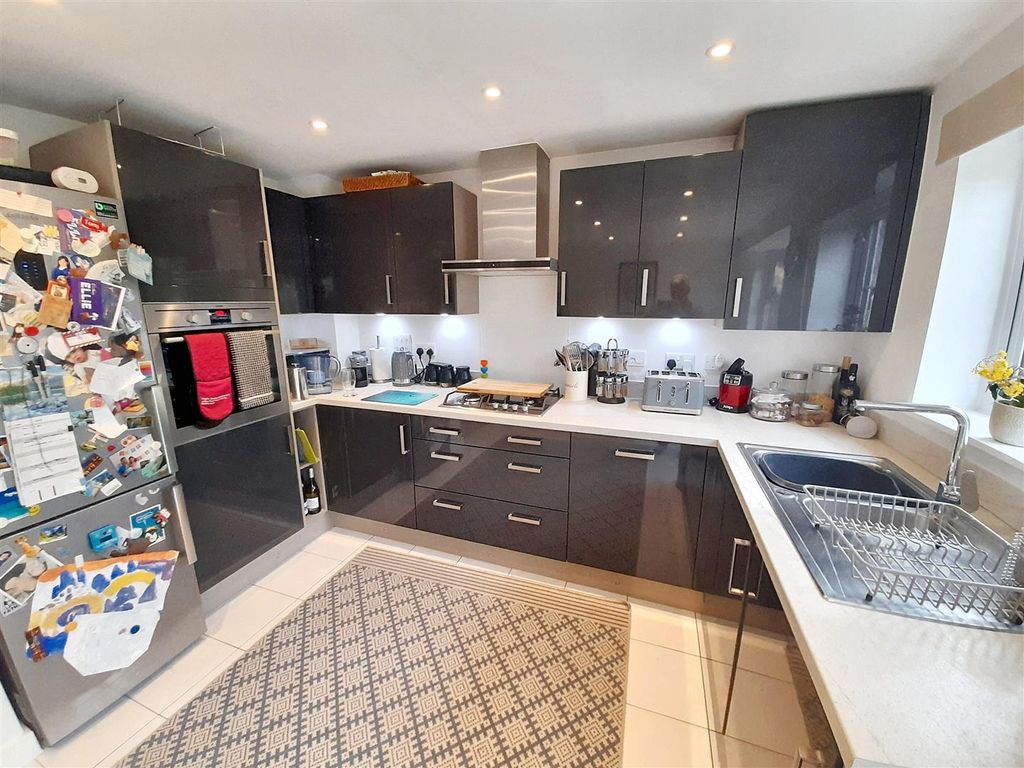 Property photo 3 of 19 Kitchen / Dining Room