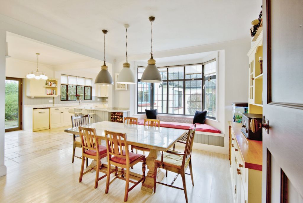 Property photo 3 of 19 Dining Area