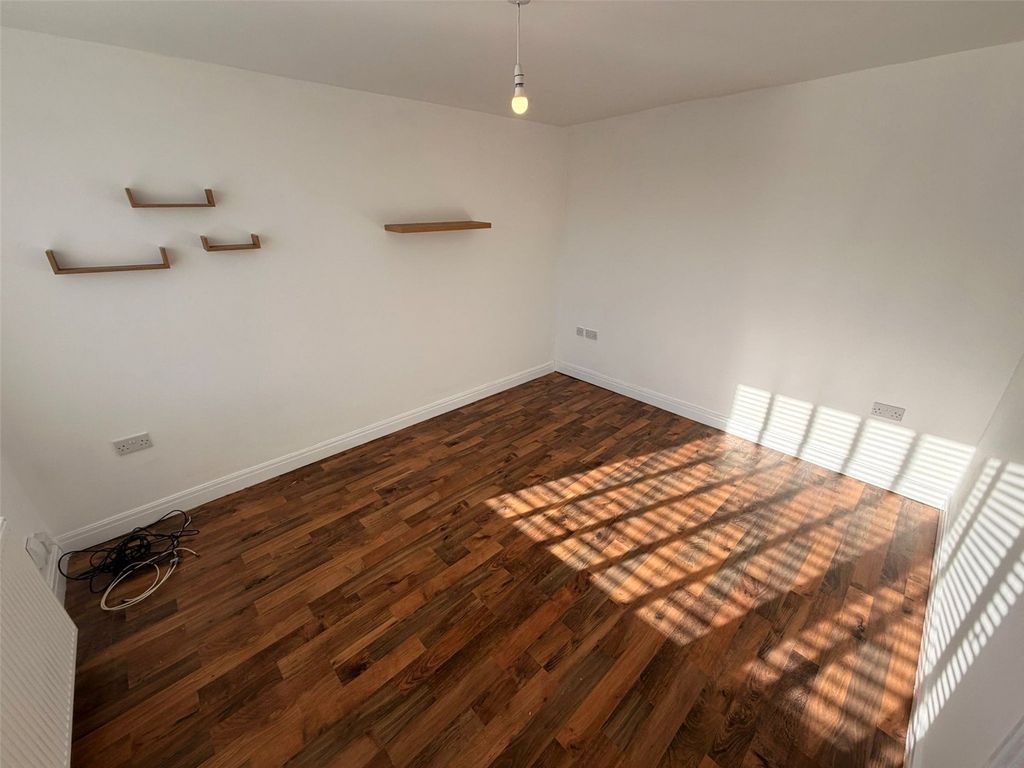 Property photo 2 of 12 Picture No. 17