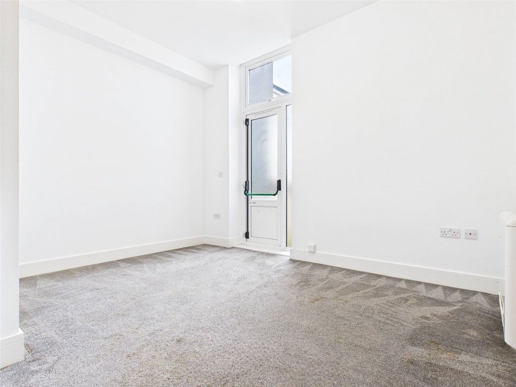Property photo 3 of 10 Studio Room