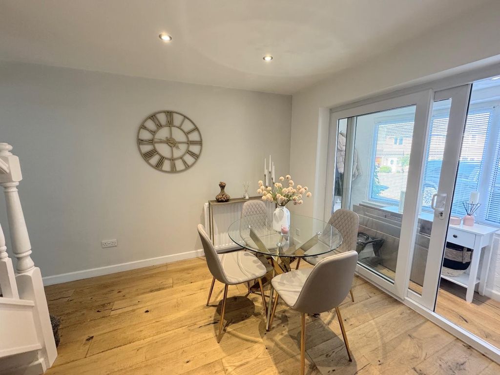 Property photo 3 of 8 Dining Area