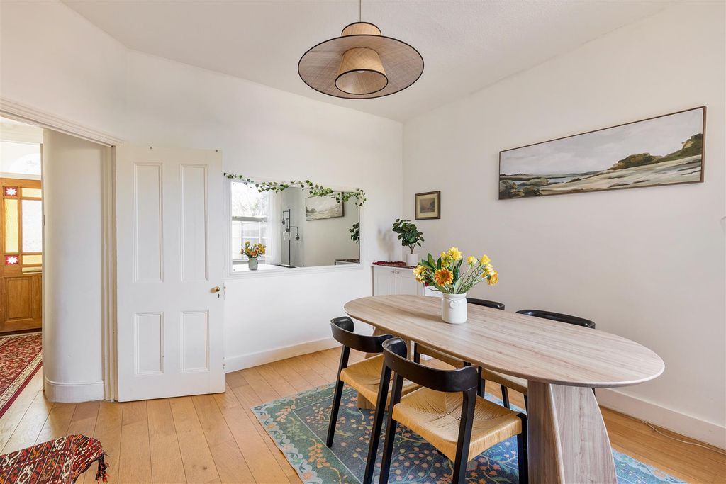 Property photo 3 of 25 Somerset Road, E17