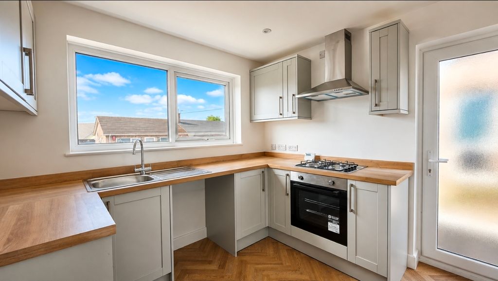 Property photo 2 of 10 Kitchen