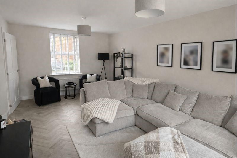 Property photo 3 of 14 Lounge