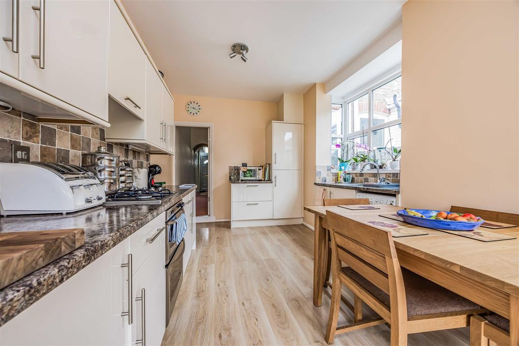 Property photo 3 of 15 132 Eastfield Road, Southsea-Small-Porticomarketin