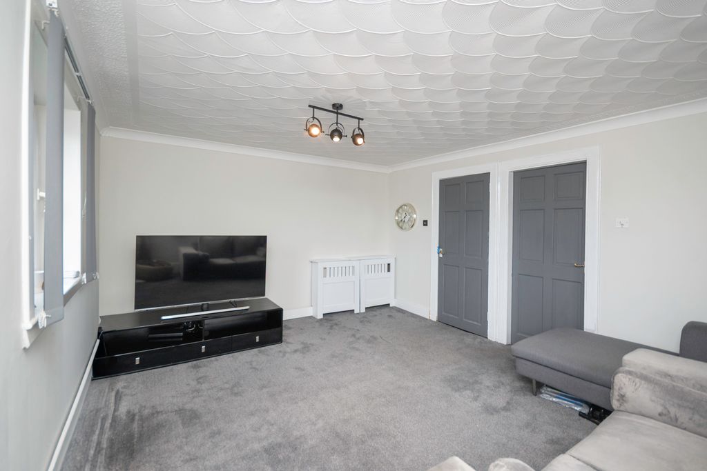 Property photo 3 of 13 Lounge