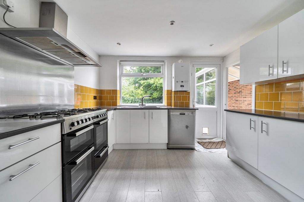 Property photo 3 of 18 Kitchen