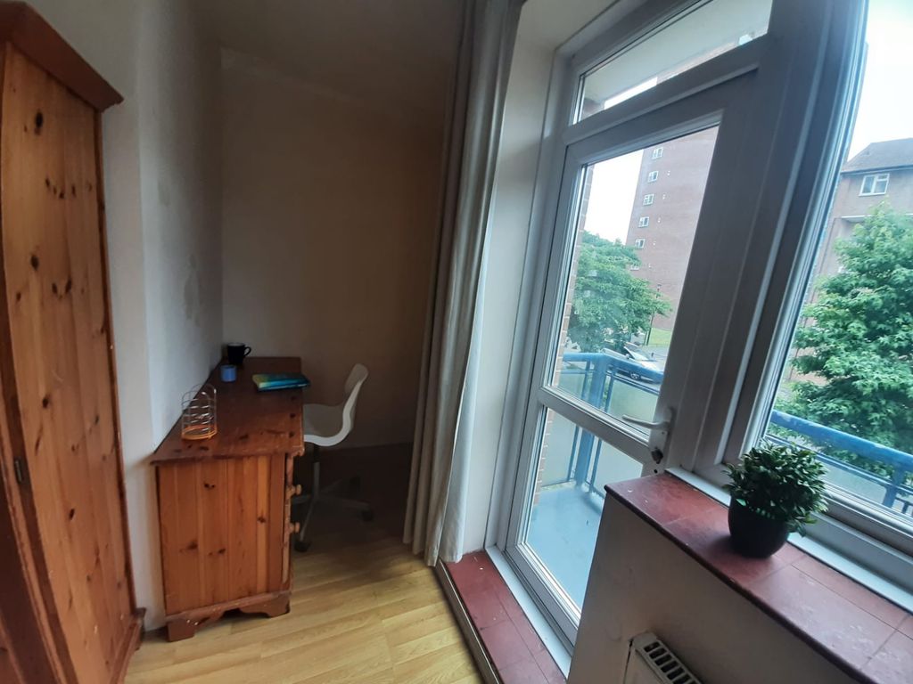 Property photo 2 of 13 Room 4- £909 Available Now