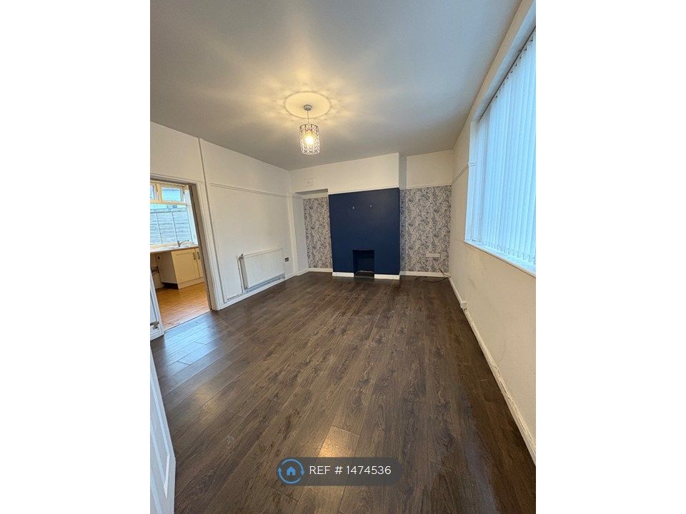 Property photo 3 of 18 Living Room