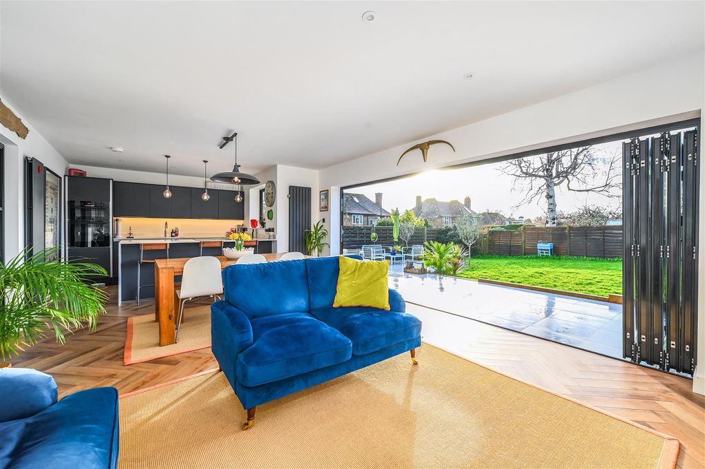 Property photo 1 of 37 5 Eden Drive Tn39 (26).Jpg