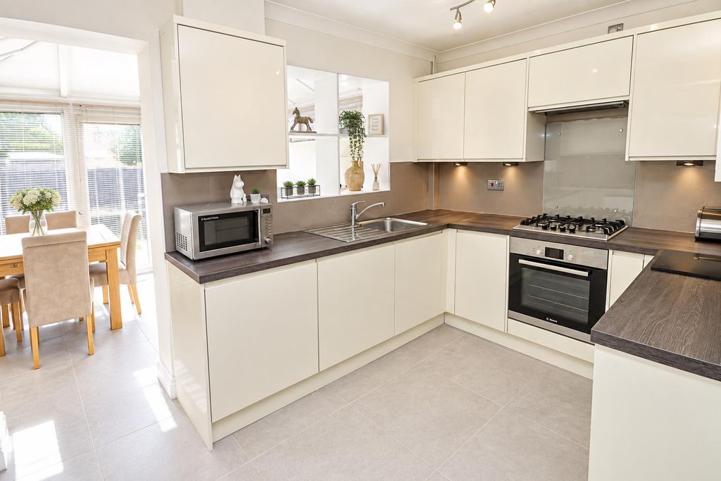 Property photo 3 of 16 Kitchen