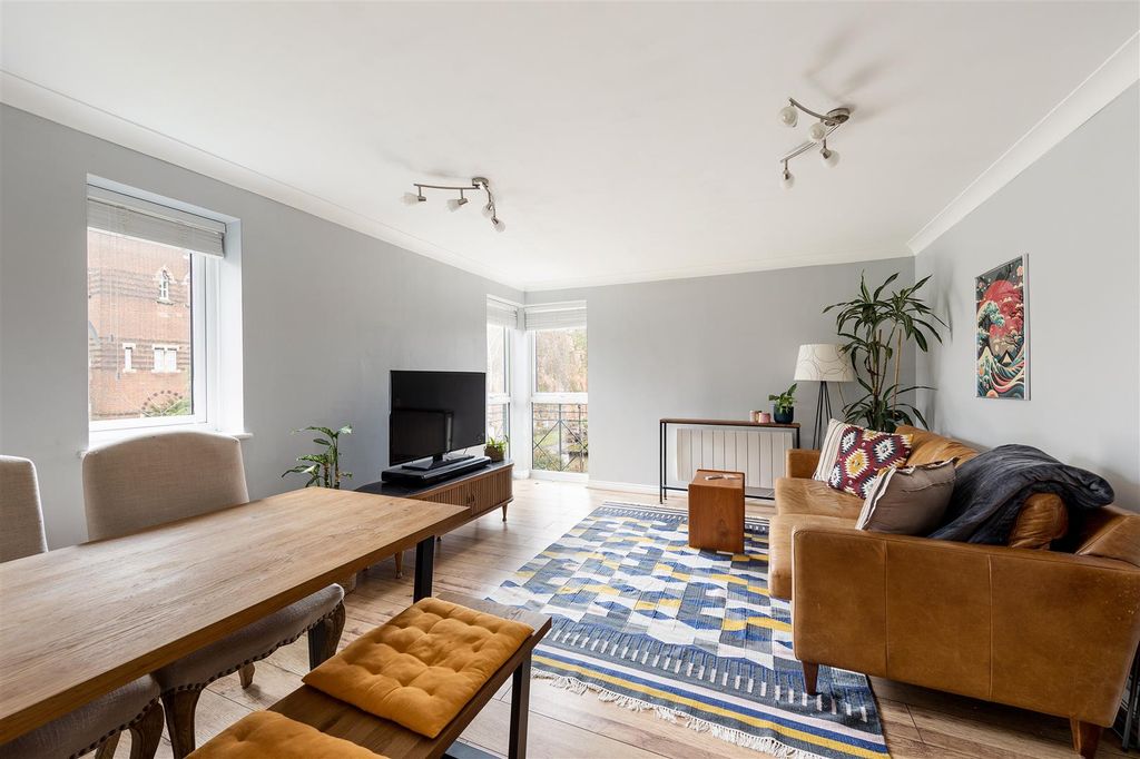 Property photo 2 of 20 Makepeace Road, E11