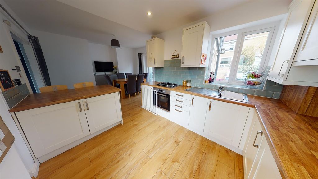 Property photo 3 of 15 Kitchen / Breakfast Room