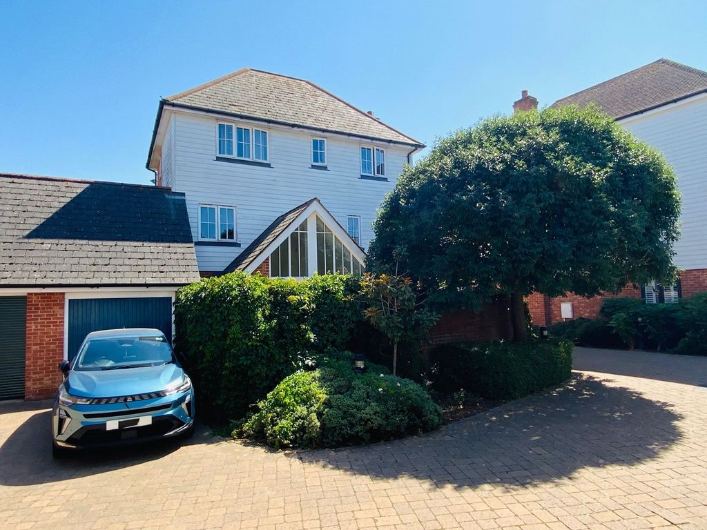 Property photo 2 of 11