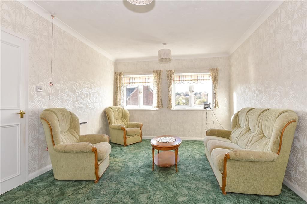 Property photo 3 of 6 Lounge