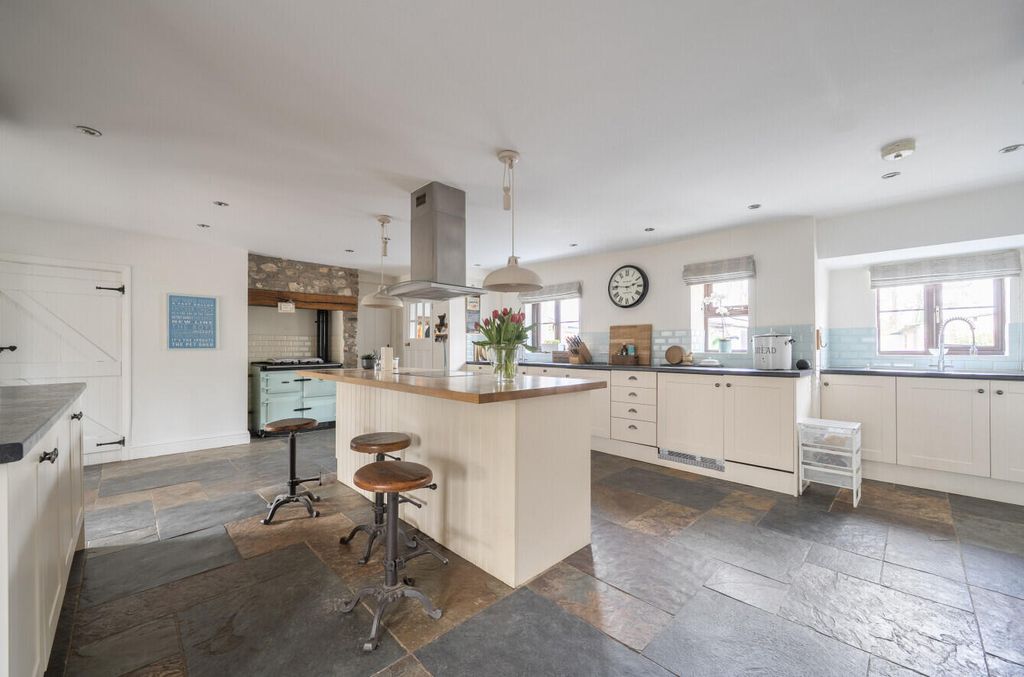 Property photo 3 of 28 Kitchen