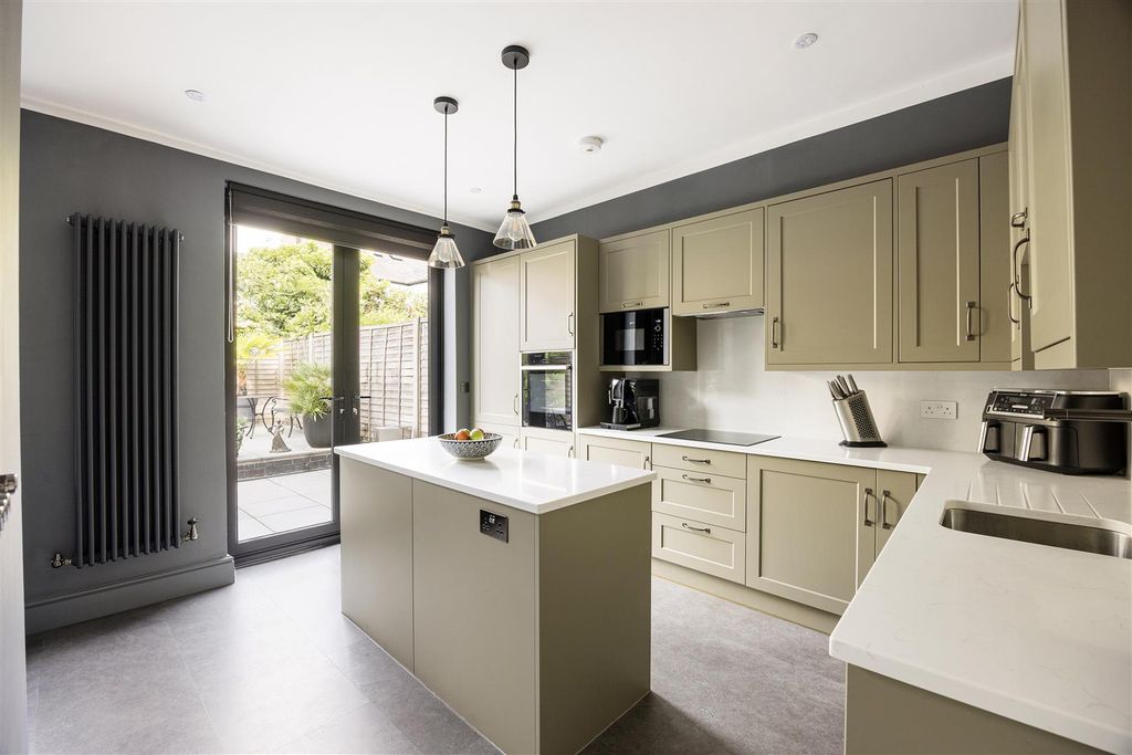 Property photo 3 of 39 Ridgdale Street, E3