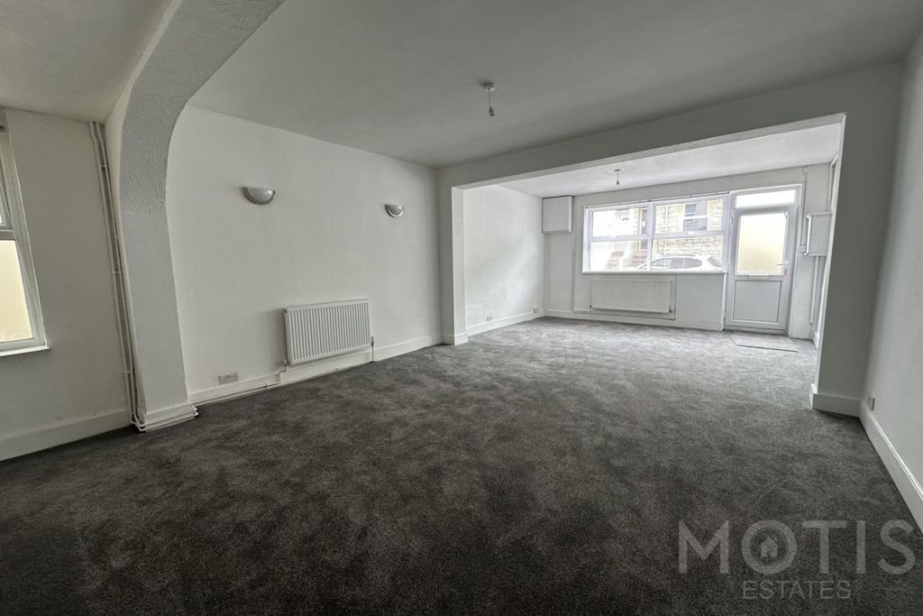 Property photo 3 of 19 Photo 6