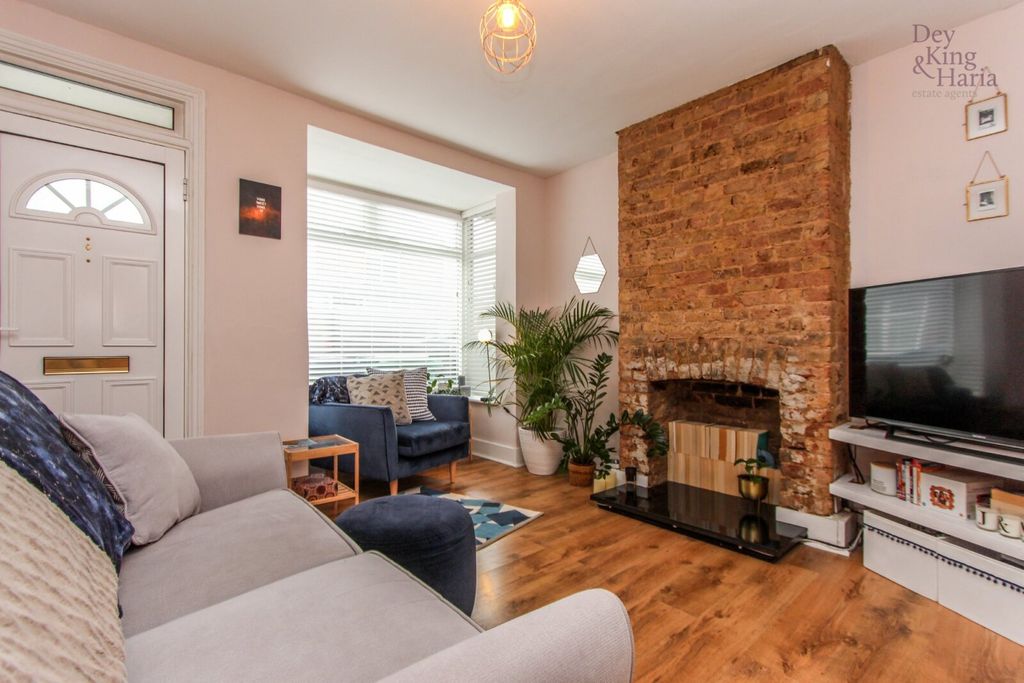 Property photo 3 of 12 Photo 02