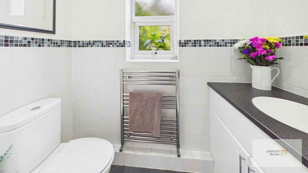 Property photo 3 of 19 WC/Cloaks