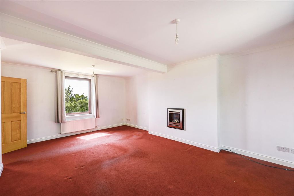 Property photo 2 of 16 Lounge