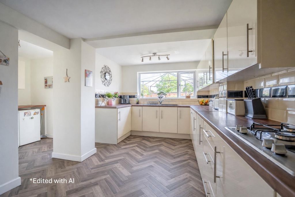 Property photo 2 of 19 Kitchen