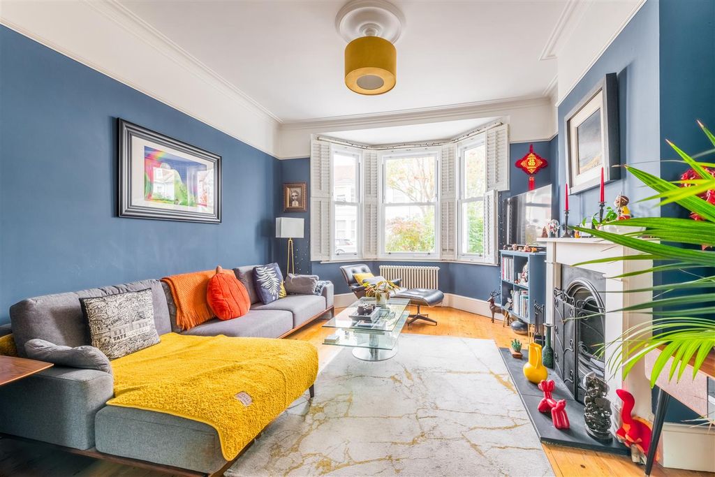 Property photo 2 of 37 18 Newtown Road-7.Jpg