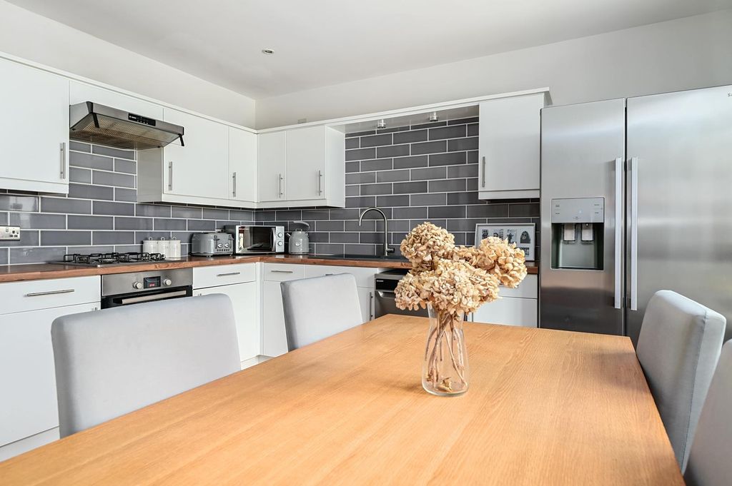 Property photo 3 of 14 Kitchen