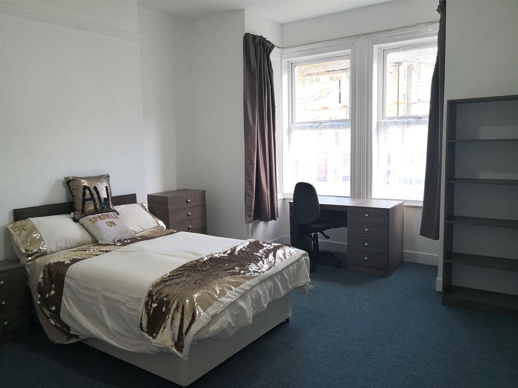 Property photo 3 of 4 10) 2 Heathcote Street Bedroom.Jpg