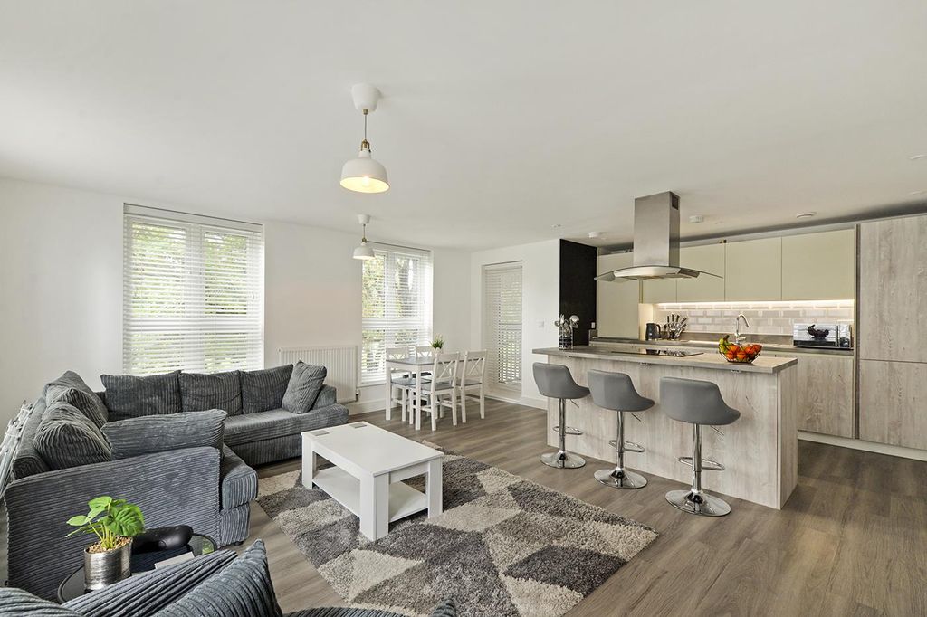 Property photo 2 of 11 5