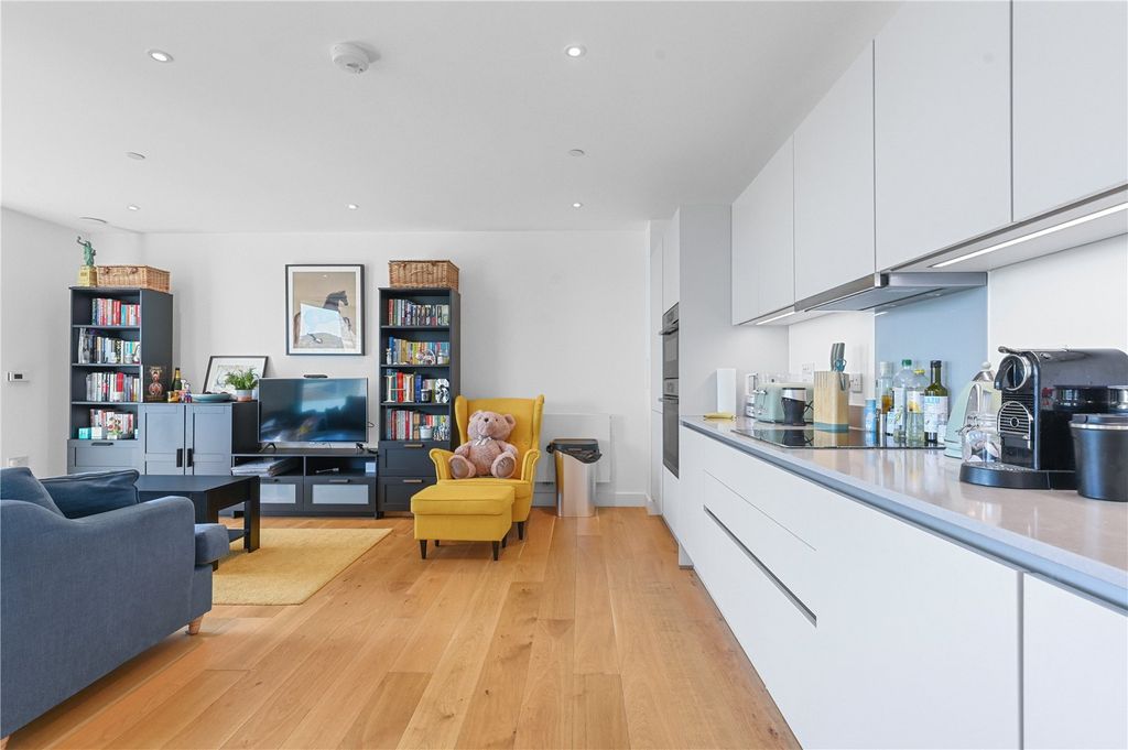 Property photo 3 of 18 Kitchen