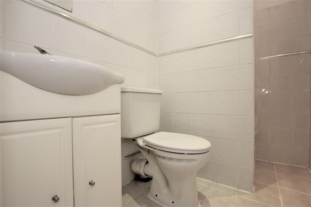 Property photo 2 of 5 Bathroom.Jpg