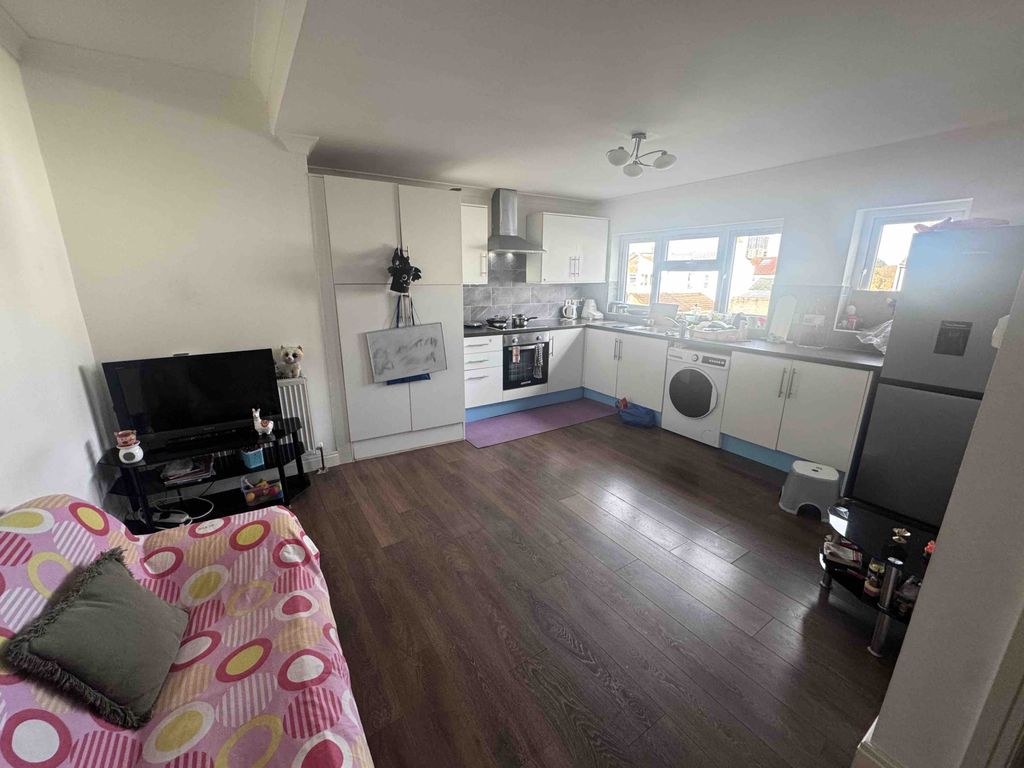 Property photo 1 of 3 One Bedroom Flat To Rent In Hounslow Tw3.