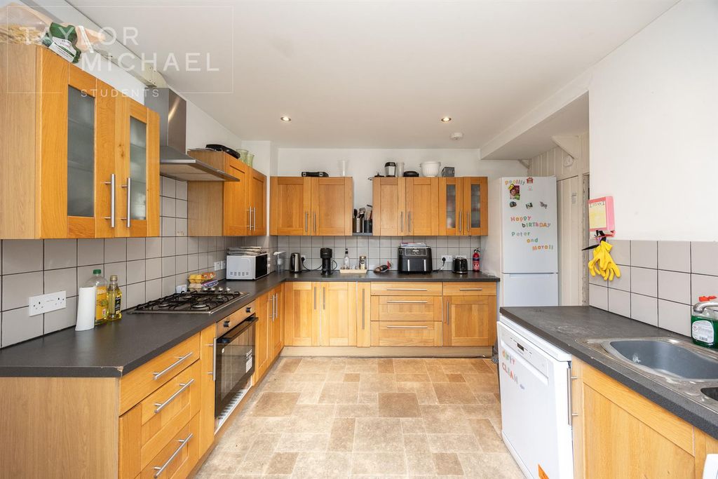 Property photo 1 of 18 Kitchen