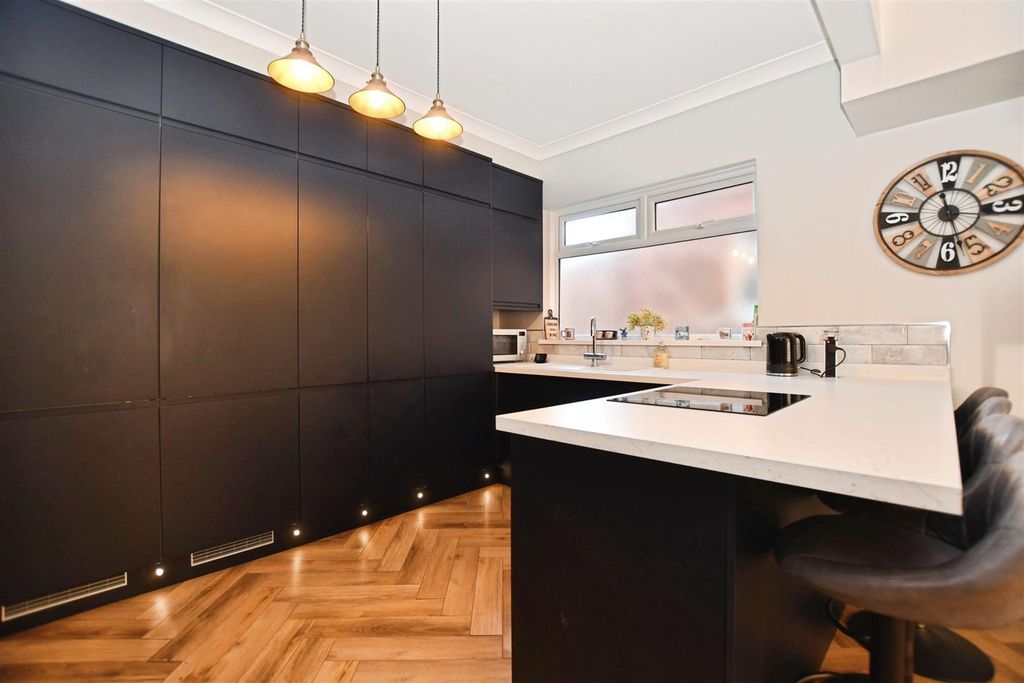 Property photo 3 of 20 Fitted Kitchen