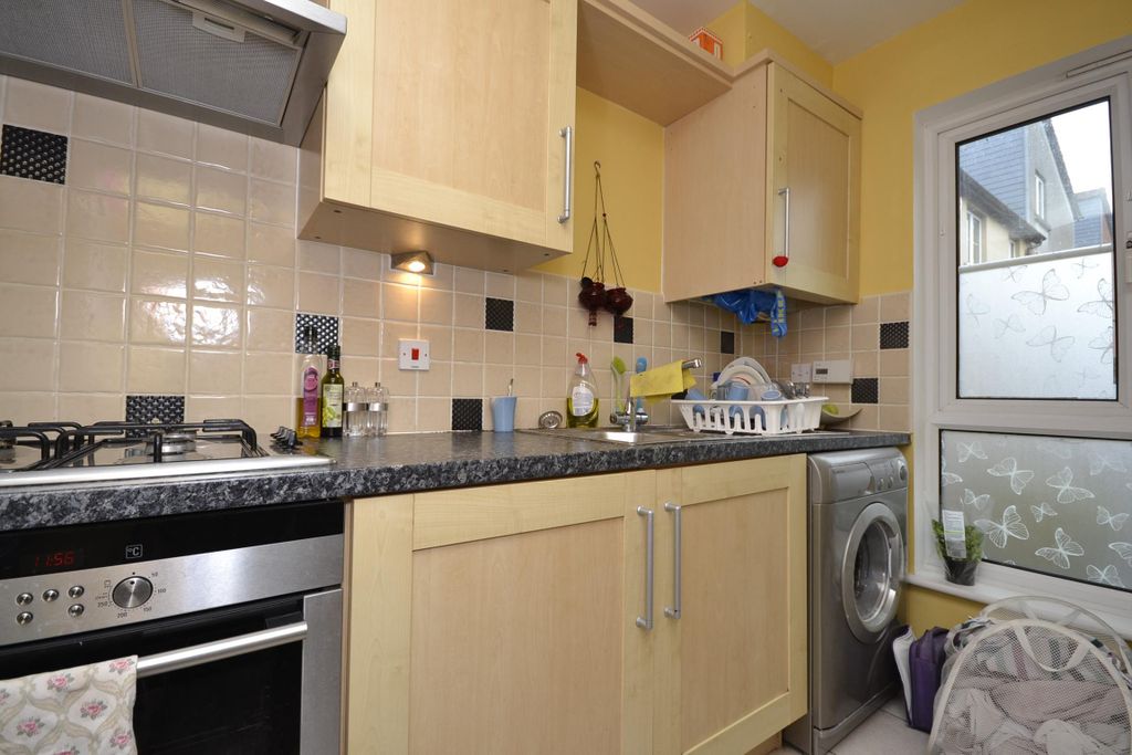 Property photo 3 of 10 Kitchen