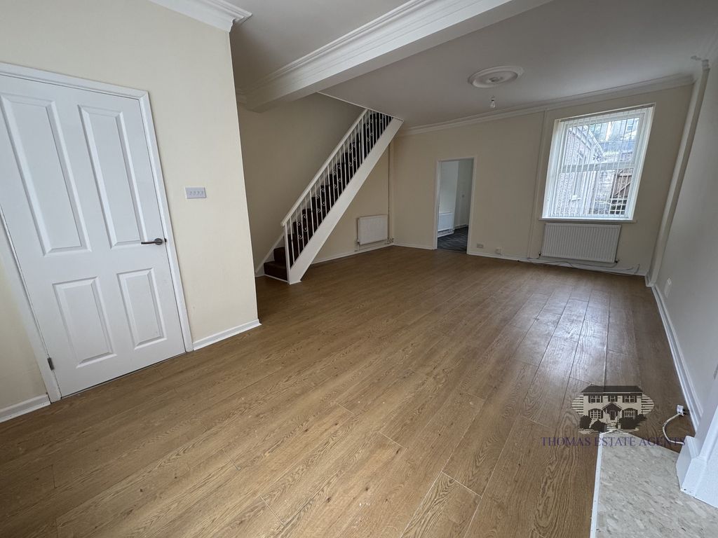 Property photo 3 of 14 Lounge