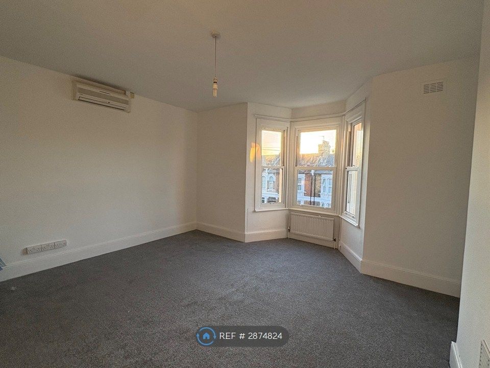 Property photo 3 of 6 Lounge