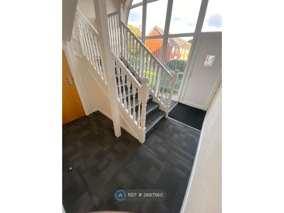 Property photo 3 of 10 Communal Entrance