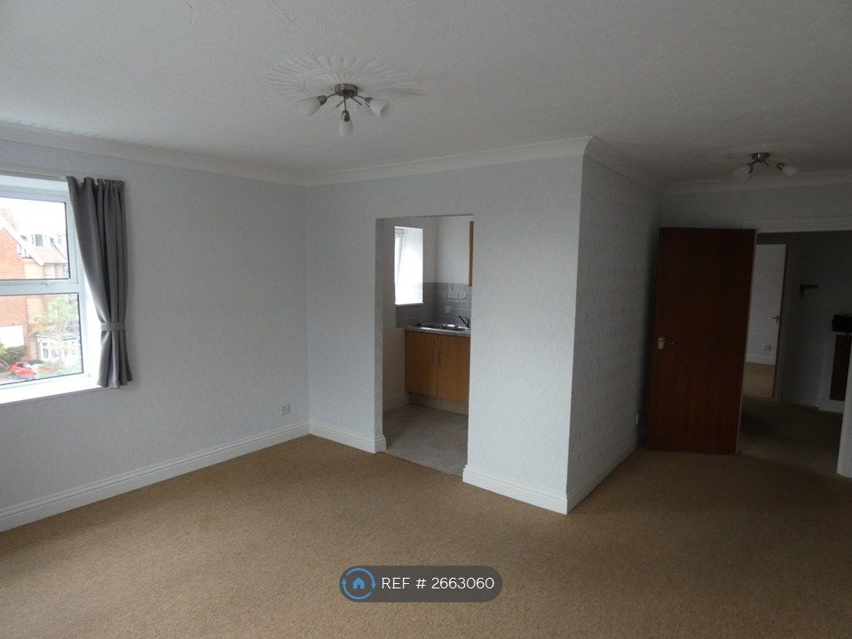 Property photo 1 of 15 Spacious Living Room