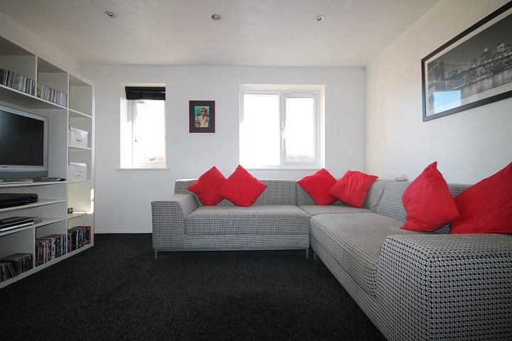 Property photo 1 of 6 Lounge (Main)