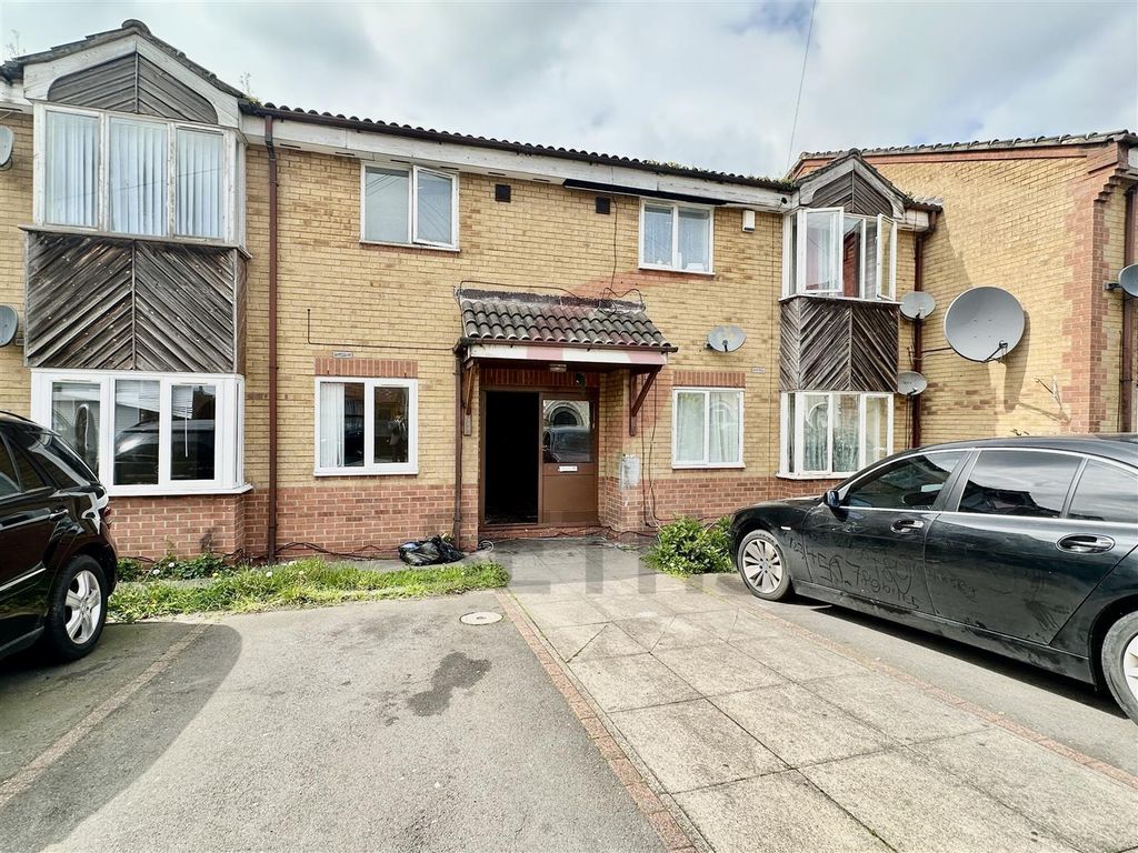 Property photo 1 of 5 Communal Entrance