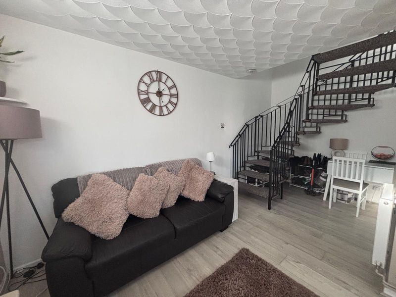 Property photo 3 of 11 Lounge