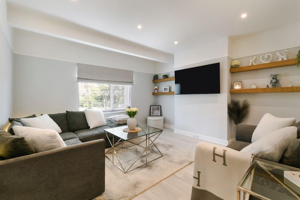 Property photo 2 of 17 Ewell By Pass