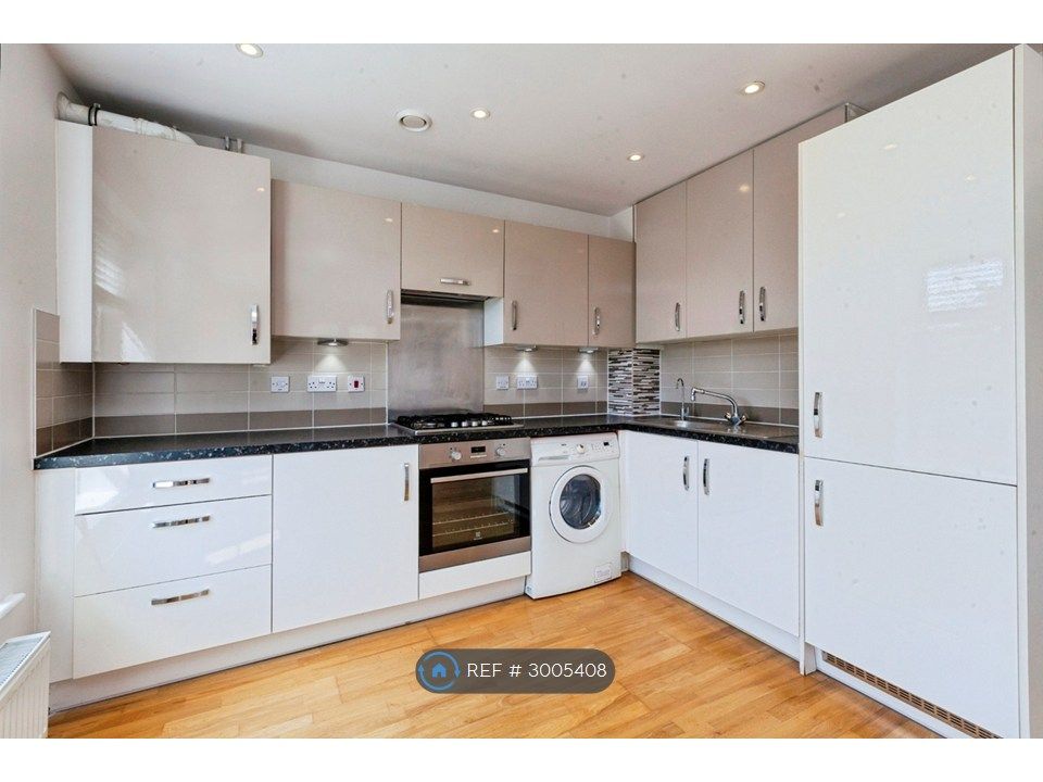 Property photo 3 of 17 Modern Fully Fitted Kitchen