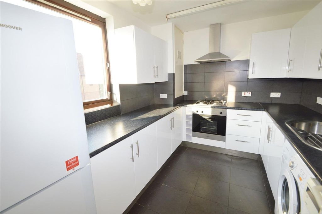 Property photo 3 of 11 Amsterdam Rd E14