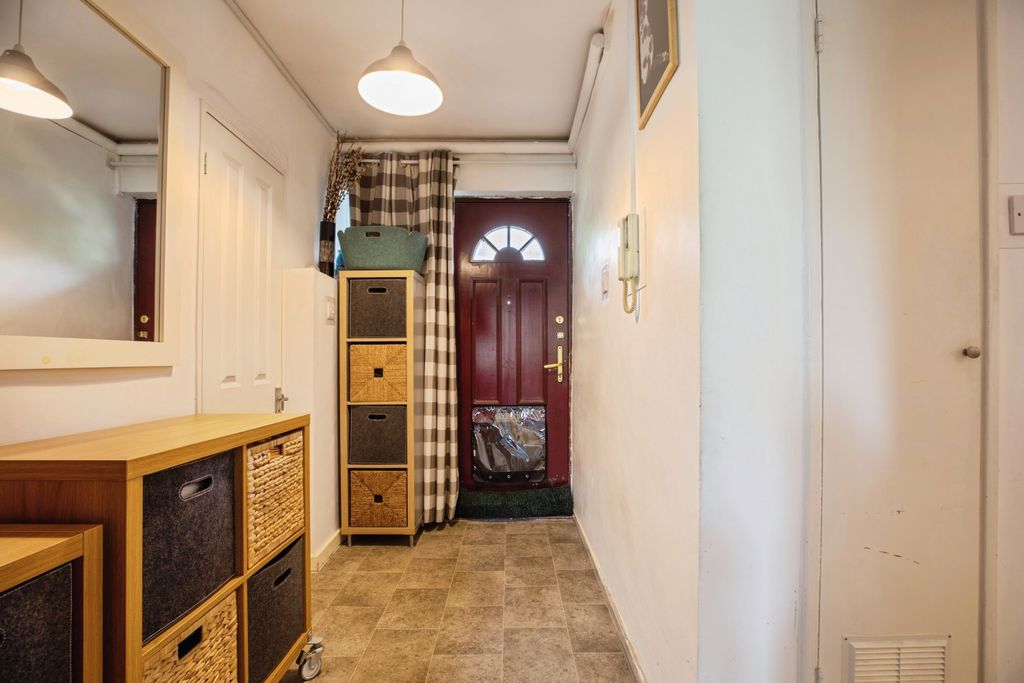 Property photo 3 of 20 Entrance Hall