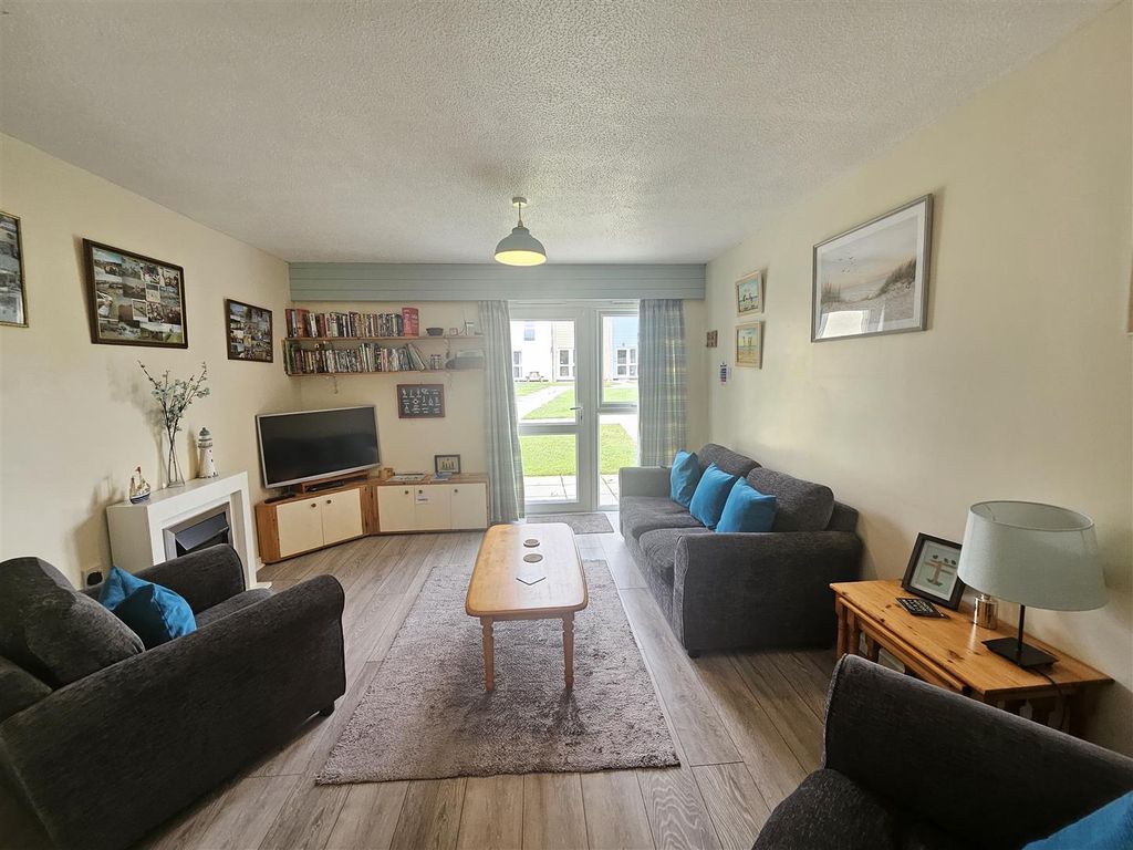 Property photo 3 of 20 Living Room