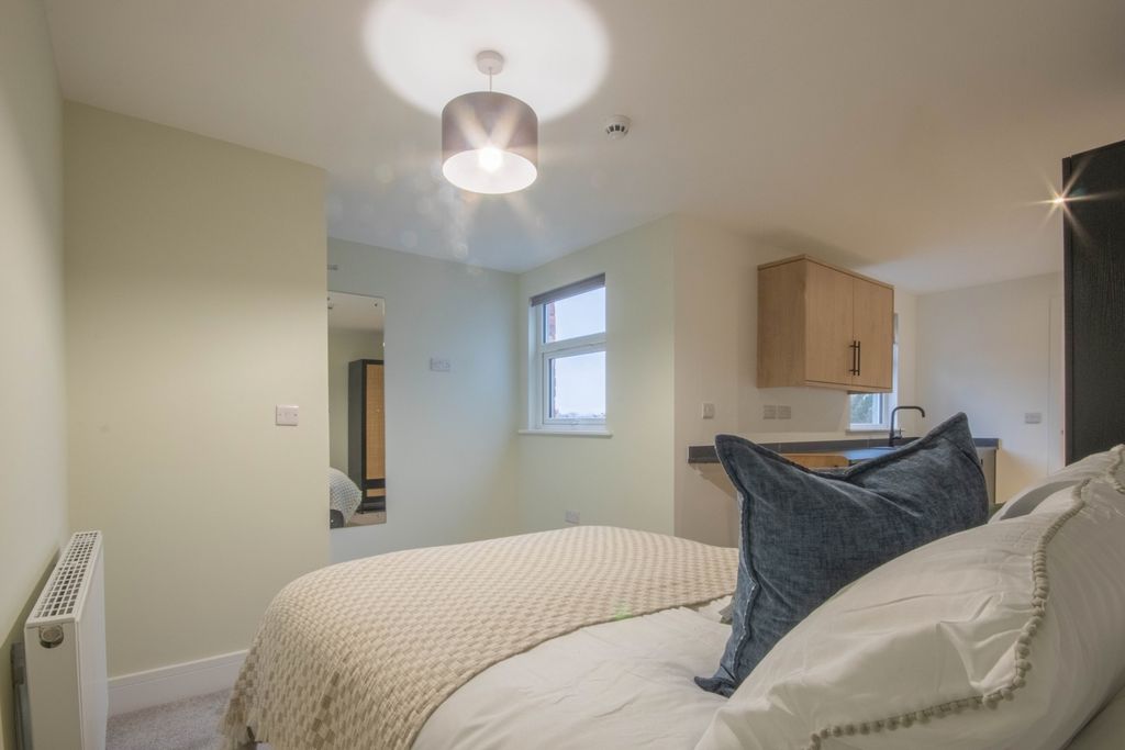 Property photo 3 of 5 Top Floor Rear Studio 3-1